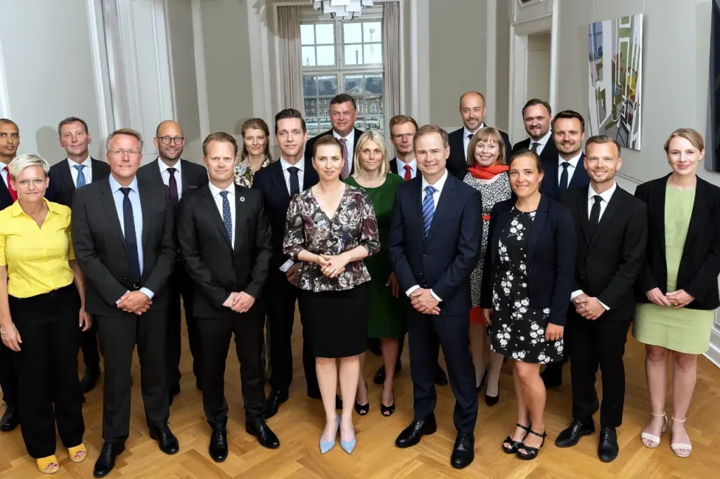 statens inddrivelsesmetoder er en ren menneskejagt - her den samlede regering familiefoto