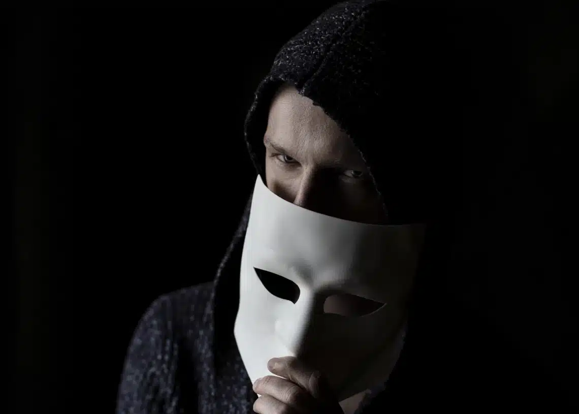 Bandidos Danmark mand fjerner hvid maske fra ansigt